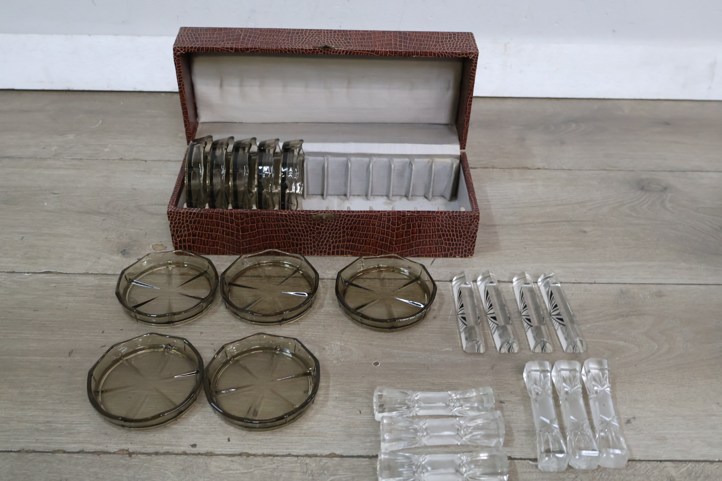 Set van Vintage Kristallen Onderzetters en Bestekleggers – foto 4 – kavel bij GSD Auctions, Zoeterwoude