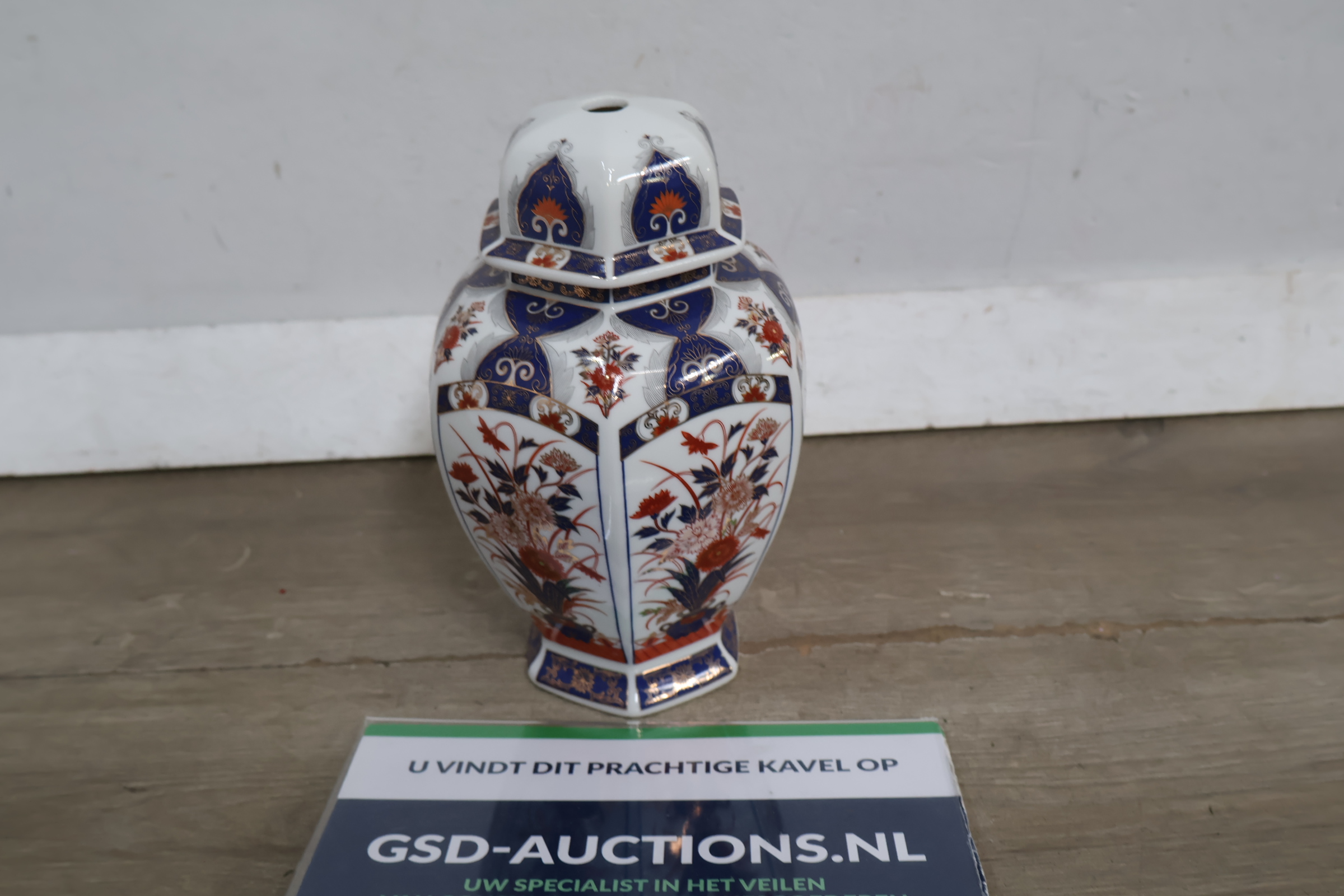 Decoratieve porseleinen dekselvaas – foto 2 – kavel bij GSD Auctions, Zoeterwoude