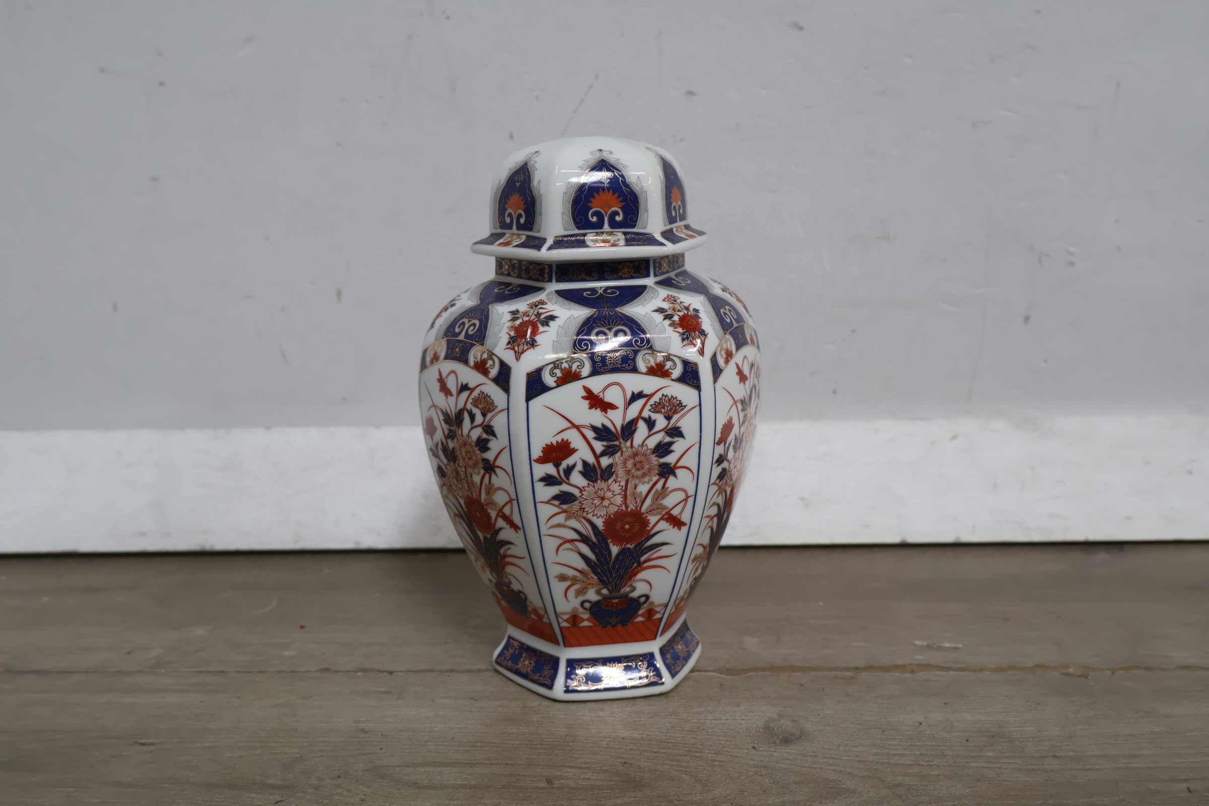 Decoratieve porseleinen dekselvaas – foto 3 – kavel bij GSD Auctions, Zoeterwoude