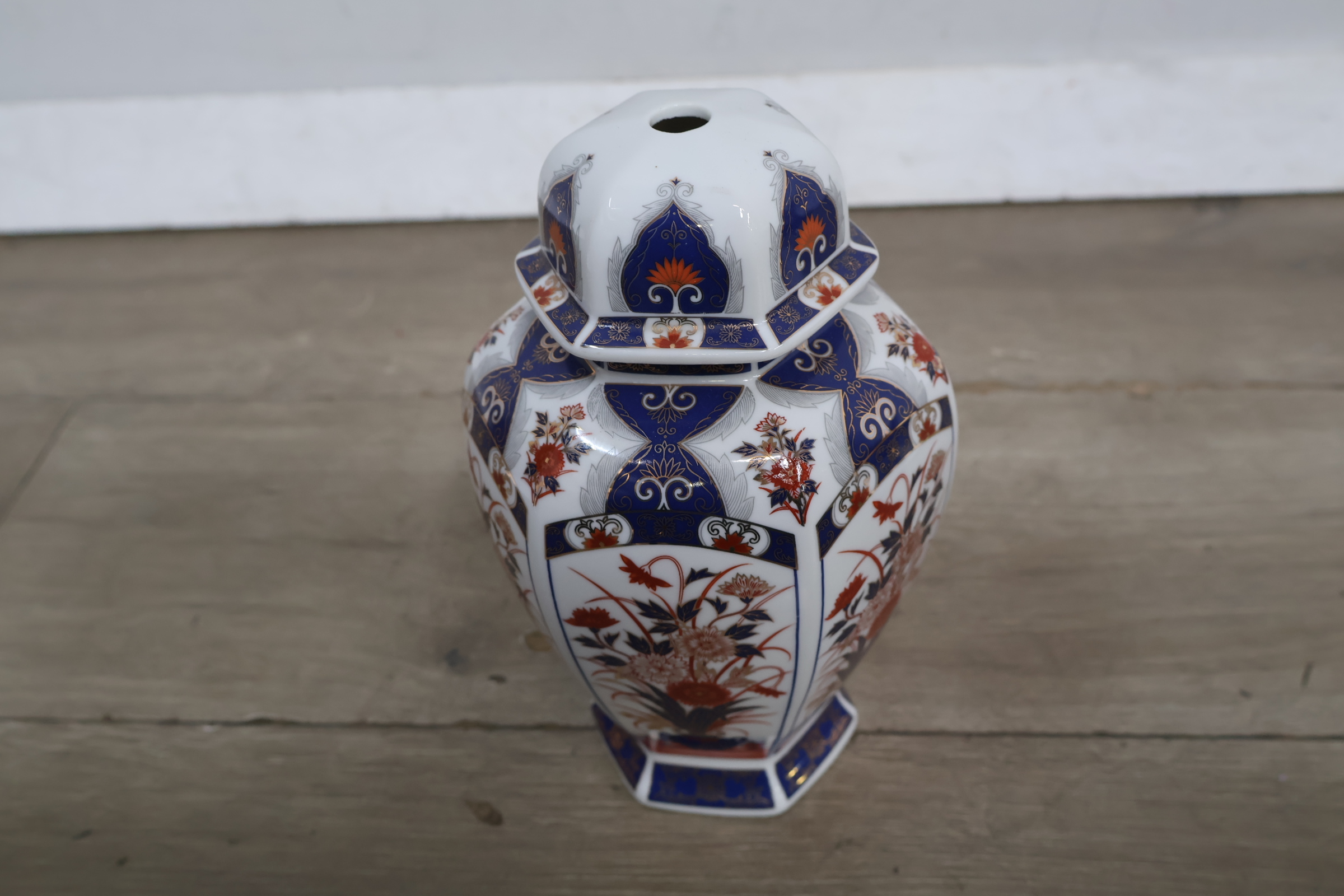 Decoratieve porseleinen dekselvaas – foto 4 – kavel bij GSD Auctions, Zoeterwoude