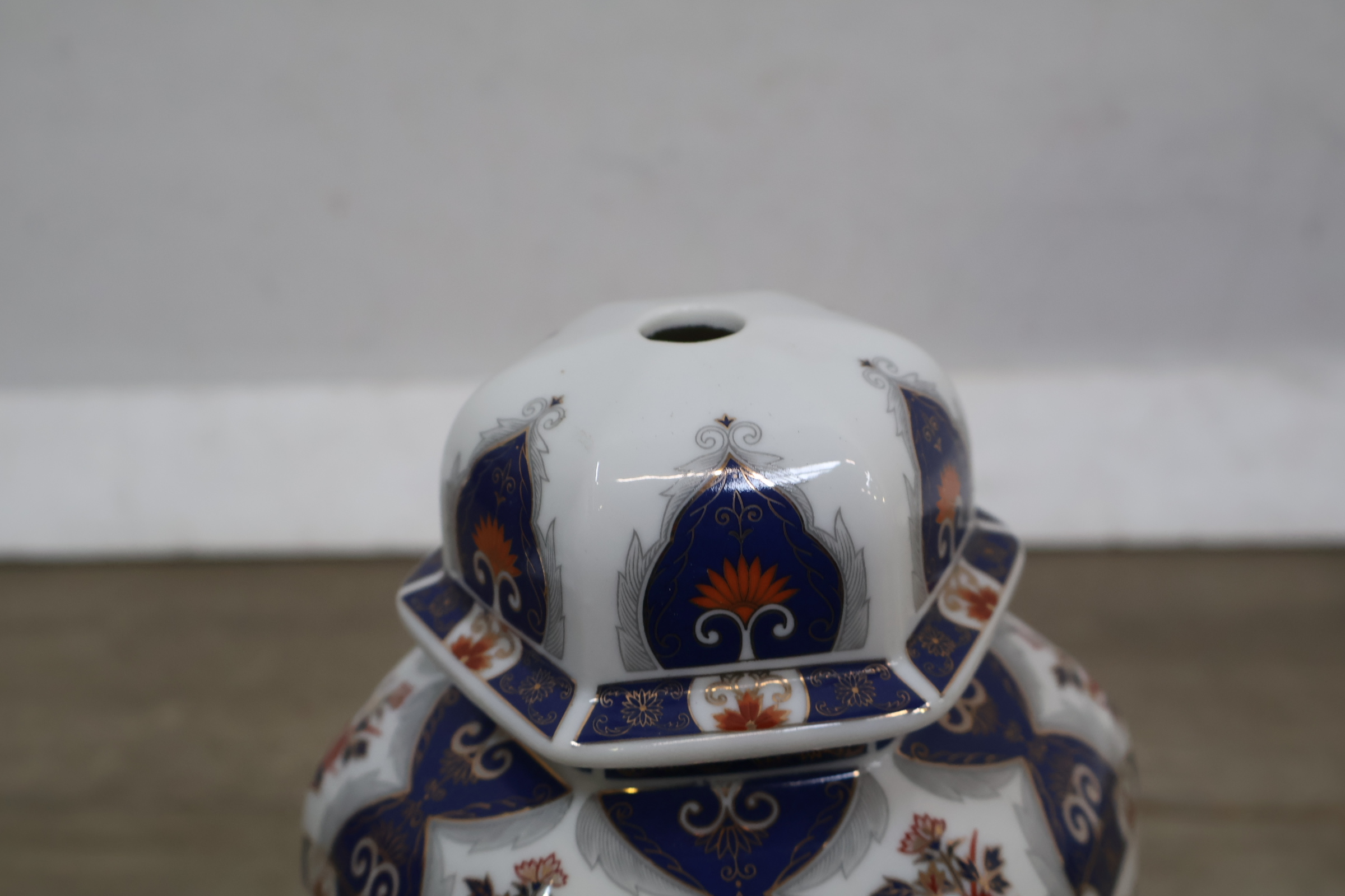 Decoratieve porseleinen dekselvaas – foto 5 – kavel bij GSD Auctions, Zoeterwoude