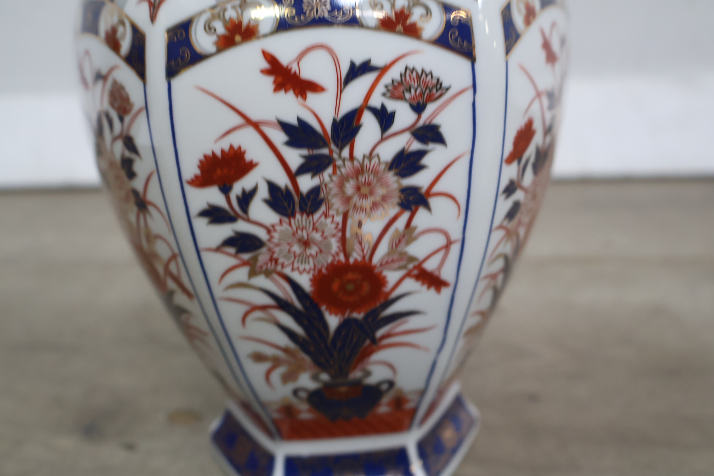 Decoratieve porseleinen dekselvaas – foto 6 – kavel bij GSD Auctions, Zoeterwoude