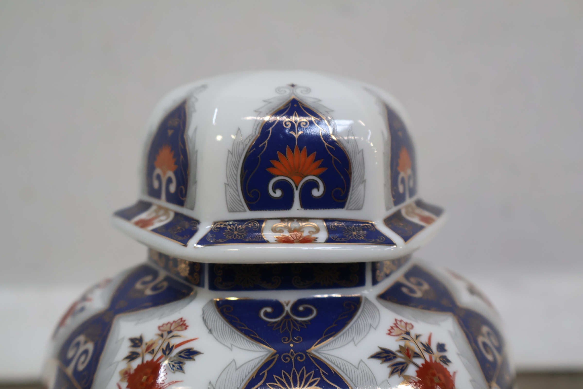 Decoratieve porseleinen dekselvaas – foto 11 – kavel bij GSD Auctions, Zoeterwoude