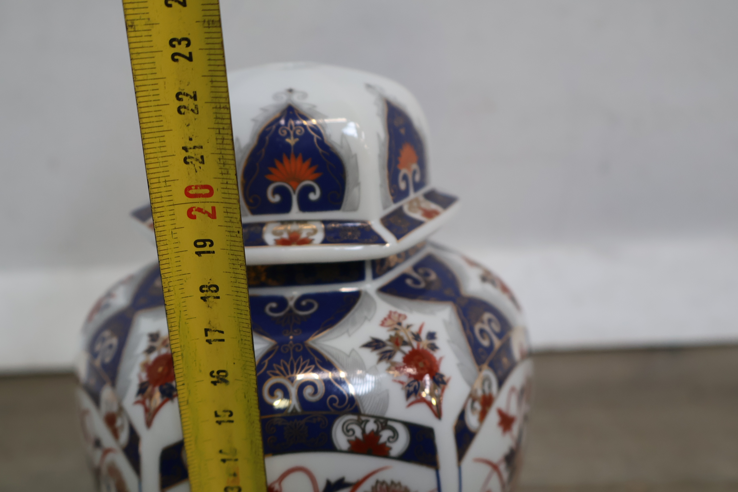 Decoratieve porseleinen dekselvaas – foto 14 – kavel bij GSD Auctions, Zoeterwoude