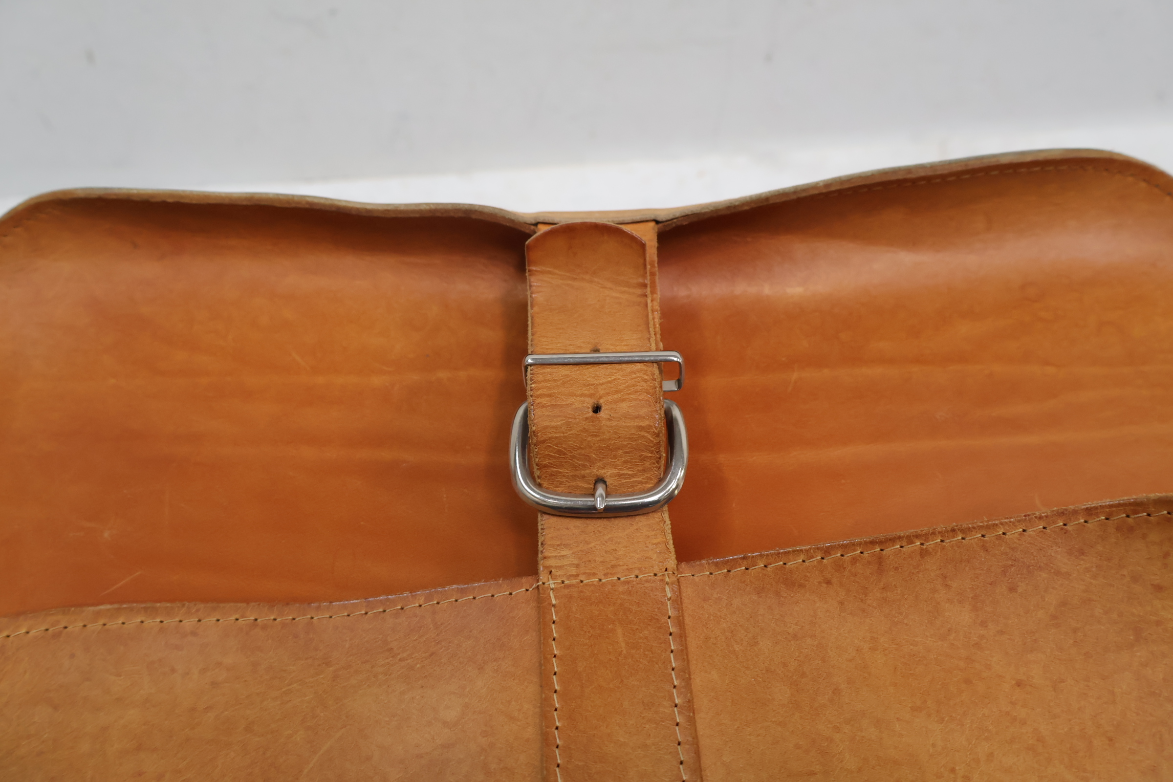 Lichtbruine leren schoudertas – foto 10 – kavel bij GSD Auctions, Zoeterwoude