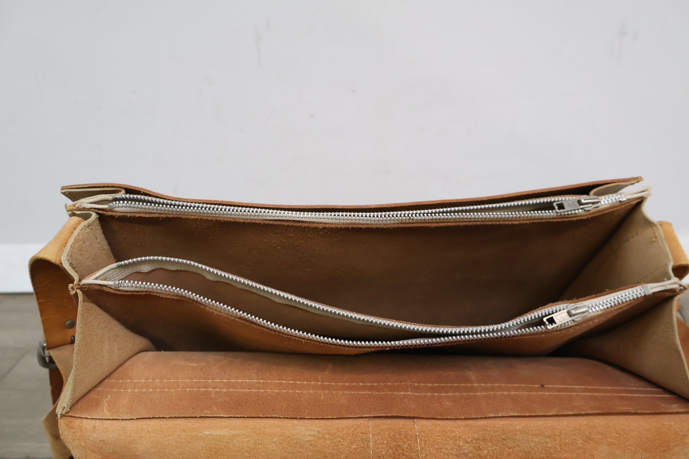 Lichtbruine leren schoudertas – foto 11 – kavel bij GSD Auctions, Zoeterwoude