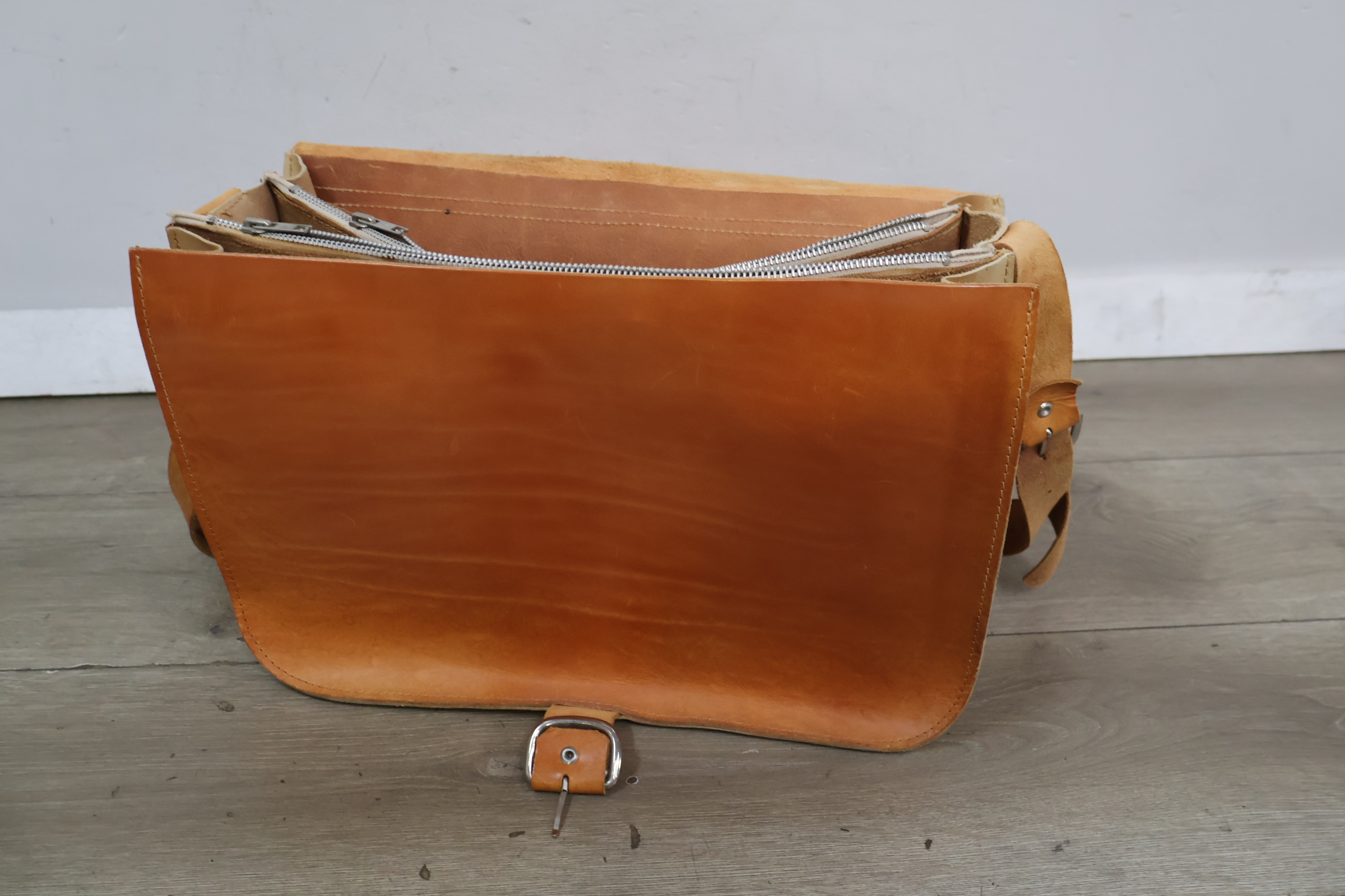 Lichtbruine leren schoudertas – foto 12 – kavel bij GSD Auctions, Zoeterwoude