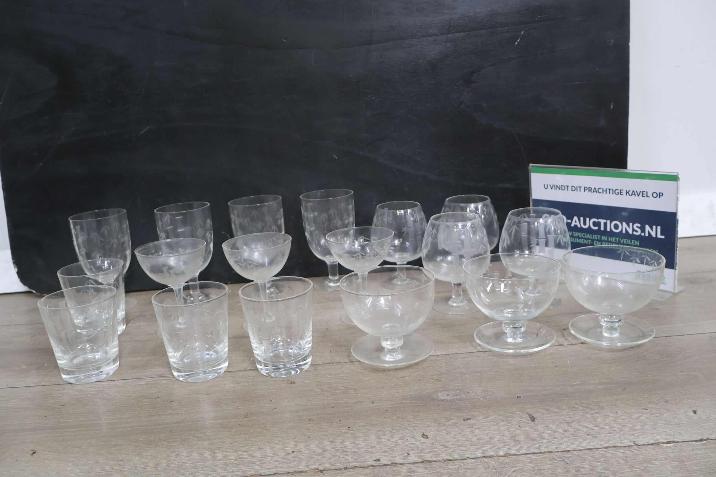 Set van 18 diverse gegraveerde glazen – foto 2 – kavel bij GSD Auctions, Zoeterwoude