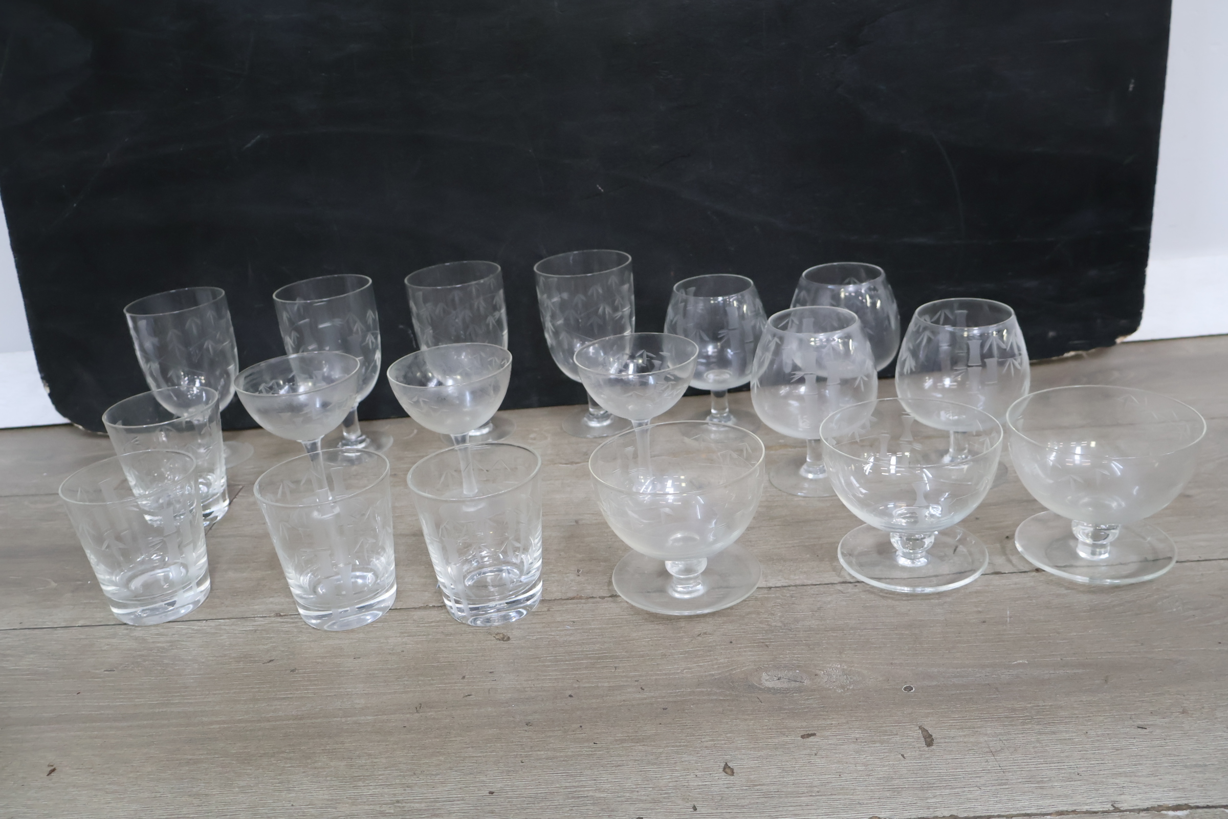 Set van 18 diverse gegraveerde glazen – foto 3 – kavel bij GSD Auctions, Zoeterwoude