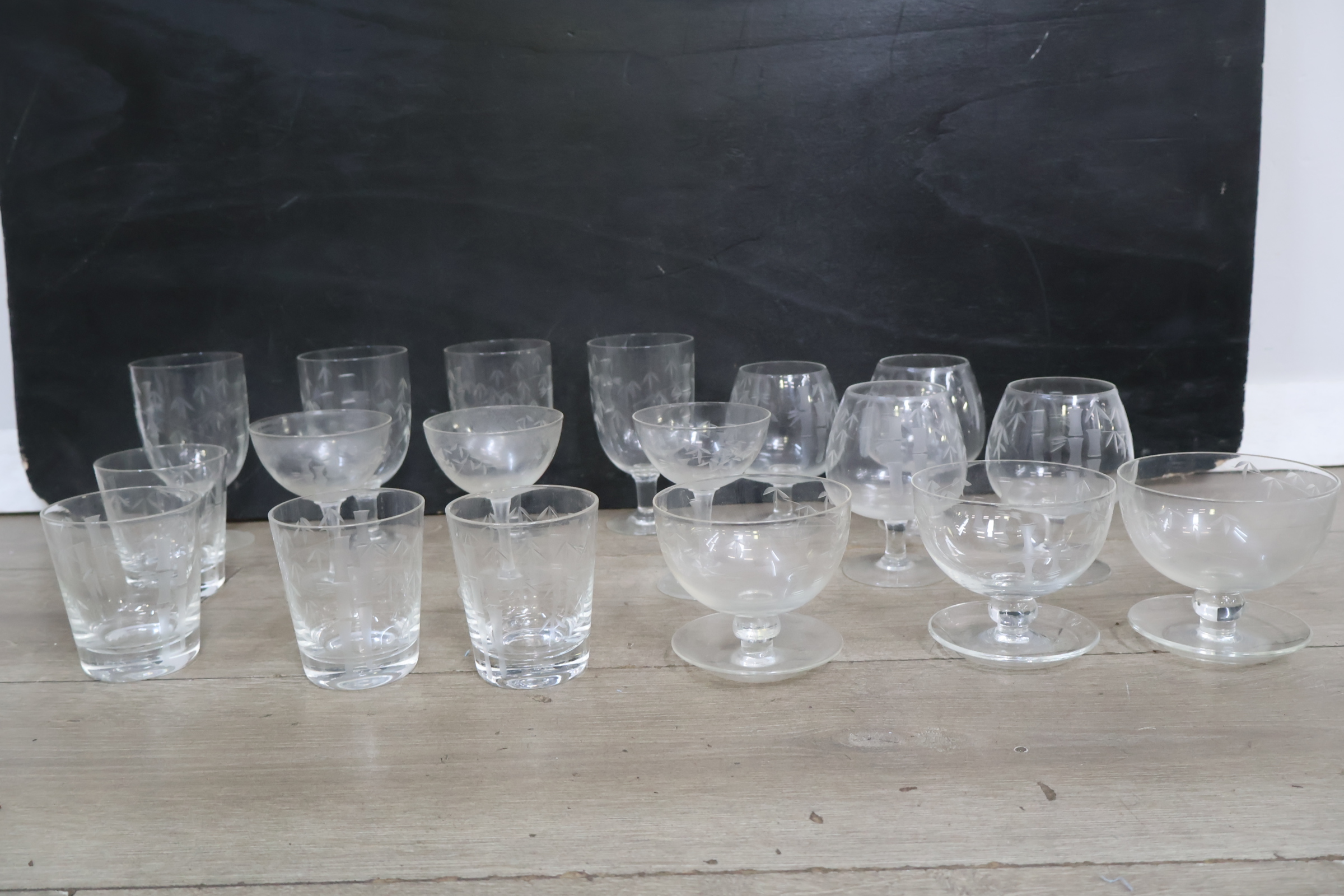 Set van 18 diverse gegraveerde glazen – foto 4 – kavel bij GSD Auctions, Zoeterwoude