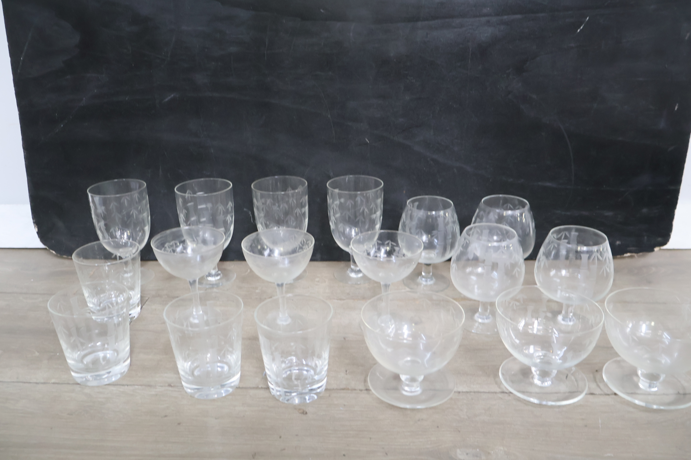 Set van 18 diverse gegraveerde glazen – foto 5 – kavel bij GSD Auctions, Zoeterwoude