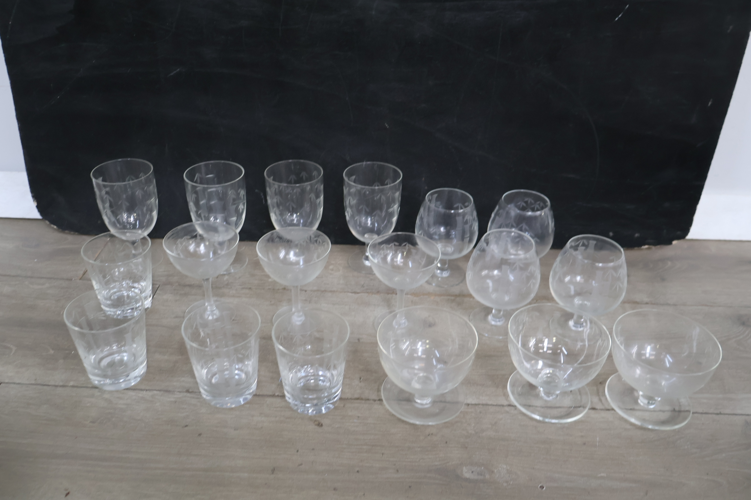 Set van 18 diverse gegraveerde glazen – foto 6 – kavel bij GSD Auctions, Zoeterwoude