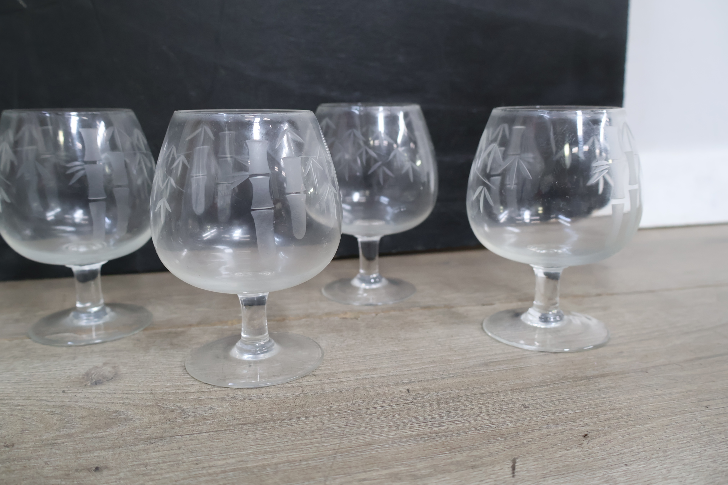 Set van 18 diverse gegraveerde glazen – foto 7 – kavel bij GSD Auctions, Zoeterwoude