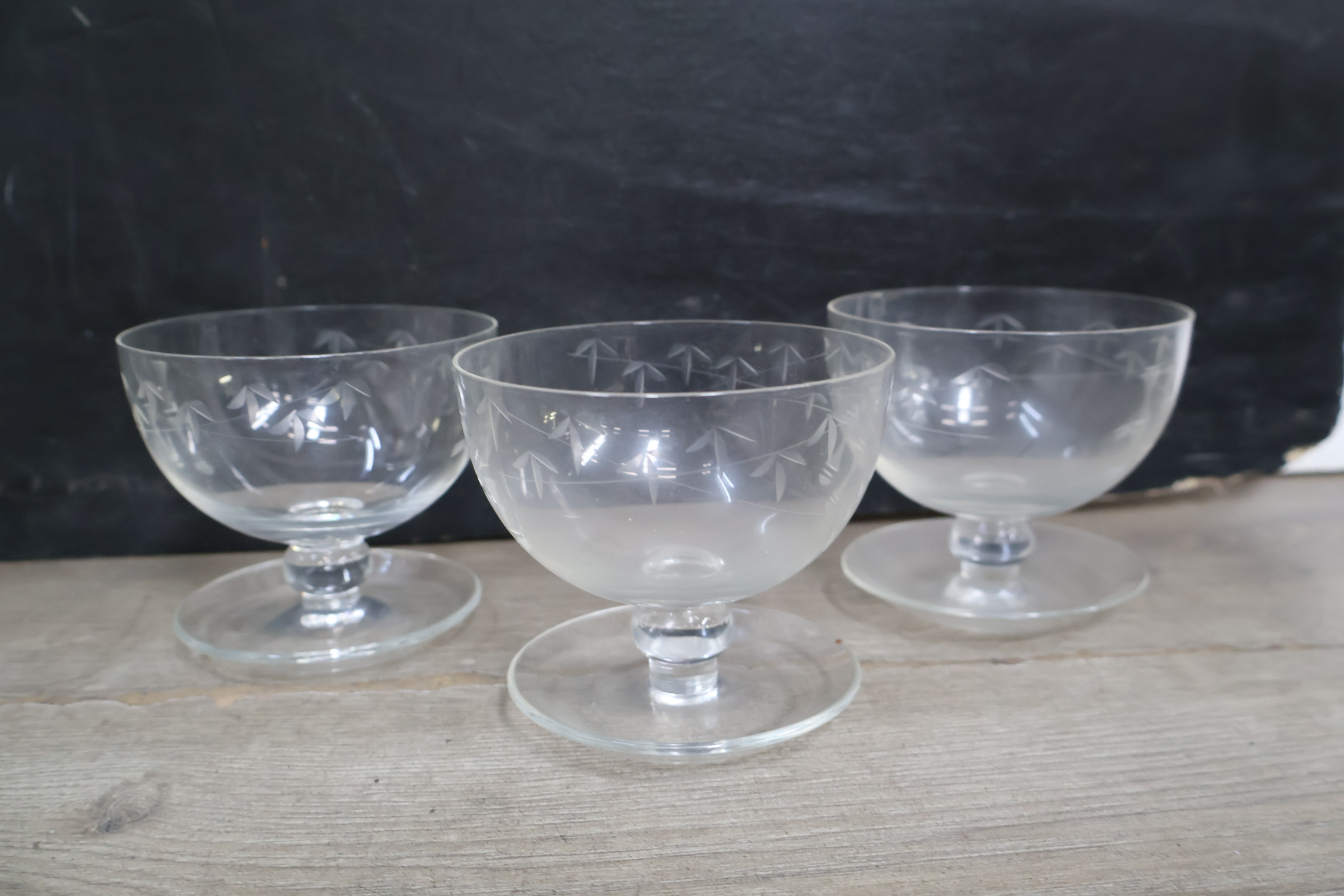 Set van 18 diverse gegraveerde glazen – foto 10 – kavel bij GSD Auctions, Zoeterwoude