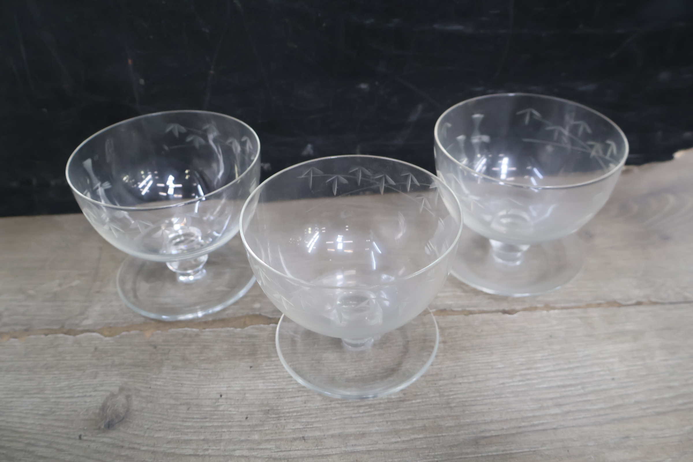 Set van 18 diverse gegraveerde glazen – foto 11 – kavel bij GSD Auctions, Zoeterwoude