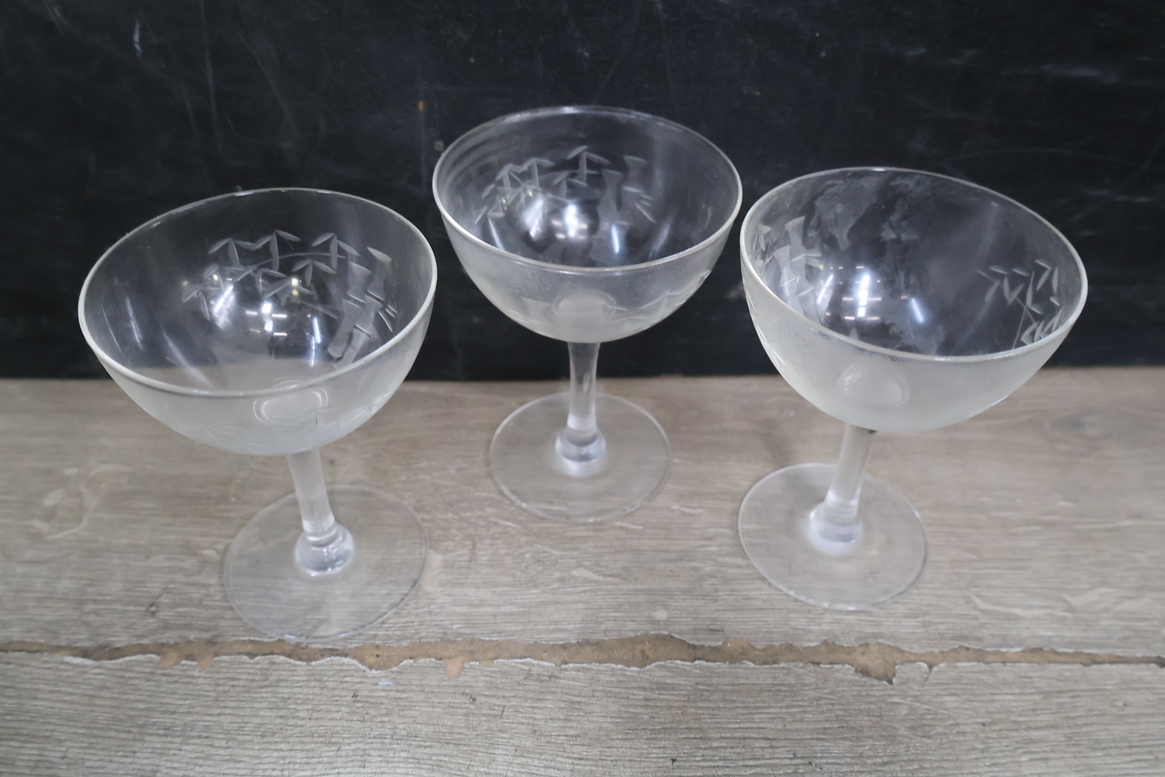 Set van 18 diverse gegraveerde glazen – foto 18 – kavel bij GSD Auctions, Zoeterwoude