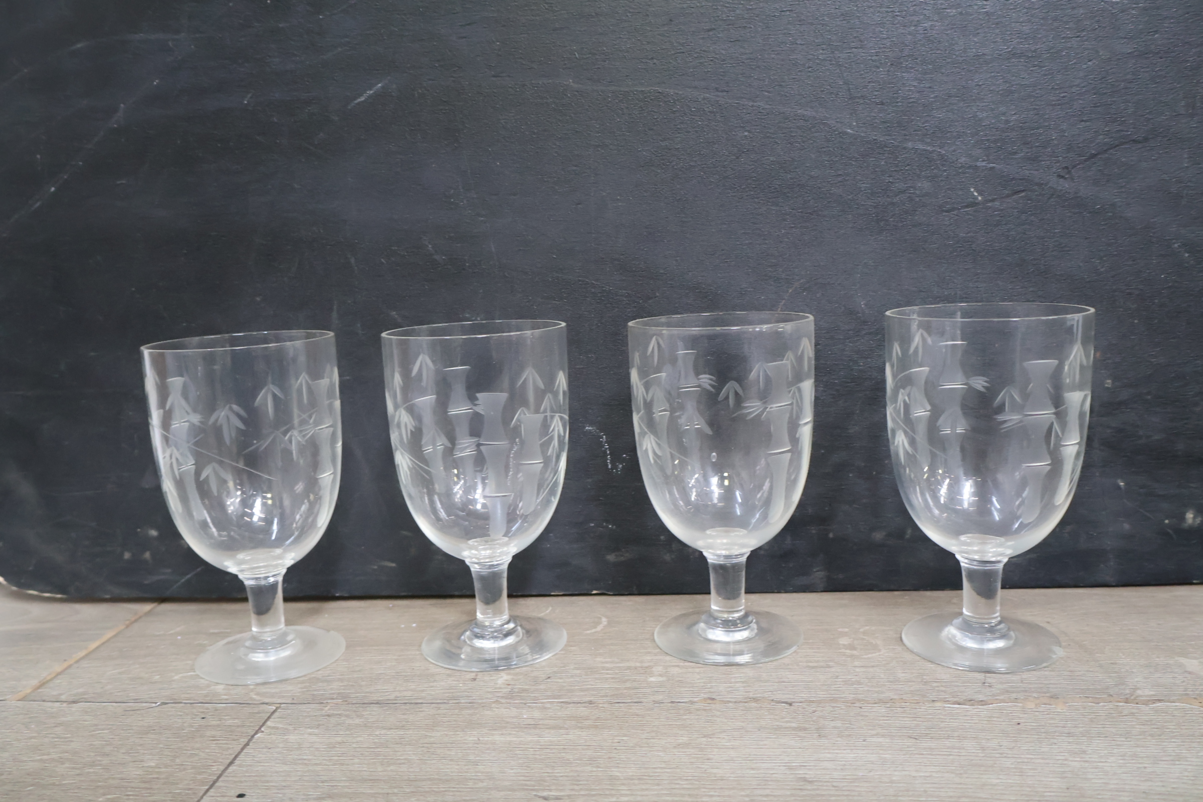 Set van 18 diverse gegraveerde glazen – foto 19 – kavel bij GSD Auctions, Zoeterwoude