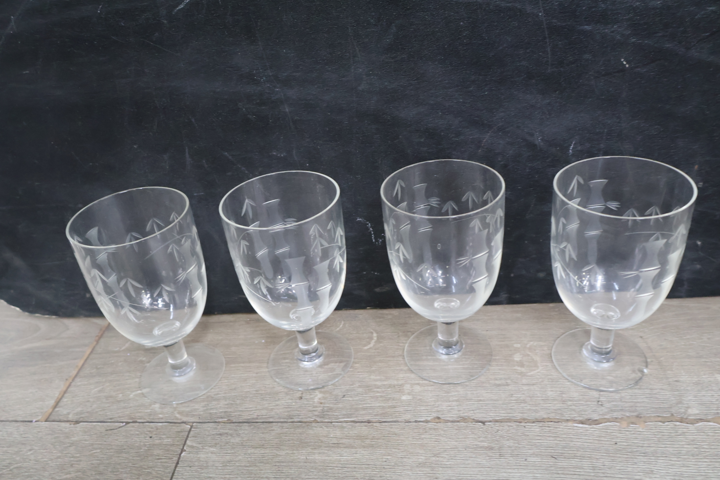 Set van 18 diverse gegraveerde glazen – foto 20 – kavel bij GSD Auctions, Zoeterwoude