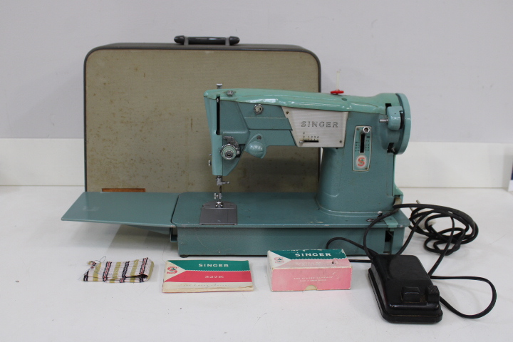 Singer 327K naaimachine met voetpedaal en koffer – foto 4 – kavel bij GSD Auctions, Zoeterwoude