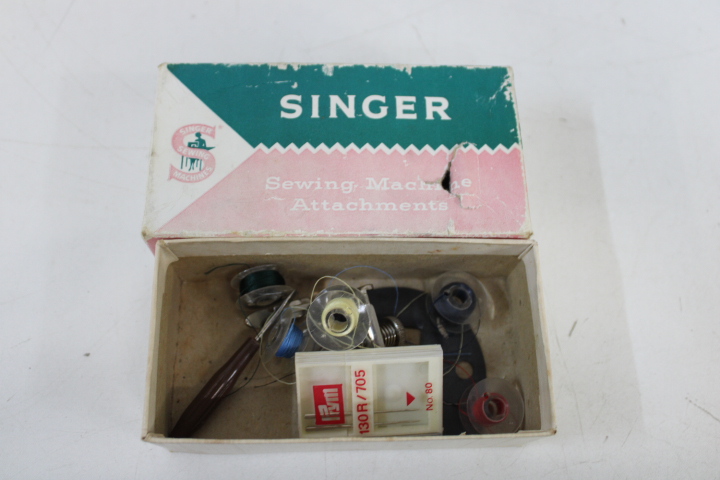 Singer 327K naaimachine met voetpedaal en koffer – foto 6 – kavel bij GSD Auctions, Zoeterwoude