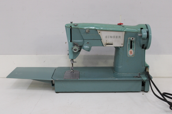 Singer 327K naaimachine met voetpedaal en koffer – foto 10 – kavel bij GSD Auctions, Zoeterwoude
