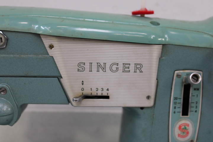 Singer 327K naaimachine met voetpedaal en koffer – foto 11 – kavel bij GSD Auctions, Zoeterwoude