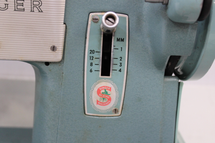 Singer 327K naaimachine met voetpedaal en koffer – foto 12 – kavel bij GSD Auctions, Zoeterwoude