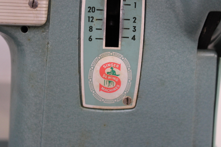 Singer 327K naaimachine met voetpedaal en koffer – foto 13 – kavel bij GSD Auctions, Zoeterwoude