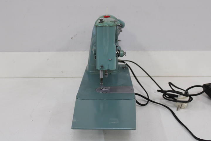 Singer 327K naaimachine met voetpedaal en koffer – foto 14 – kavel bij GSD Auctions, Zoeterwoude