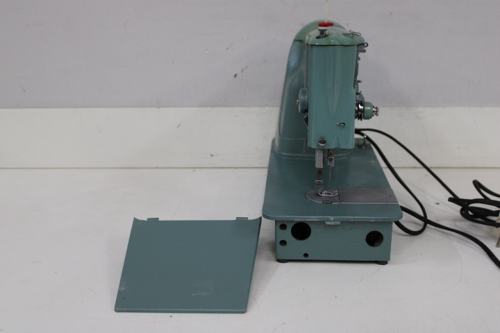 Singer 327K naaimachine met voetpedaal en koffer – foto 15 – kavel bij GSD Auctions, Zoeterwoude