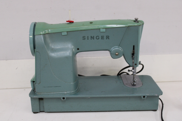 Singer 327K naaimachine met voetpedaal en koffer – foto 16 – kavel bij GSD Auctions, Zoeterwoude