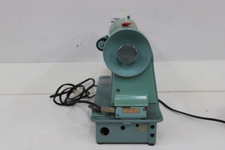Singer 327K naaimachine met voetpedaal en koffer – foto 18 – kavel bij GSD Auctions, Zoeterwoude