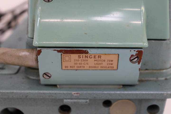 Singer 327K naaimachine met voetpedaal en koffer – foto 20 – kavel bij GSD Auctions, Zoeterwoude