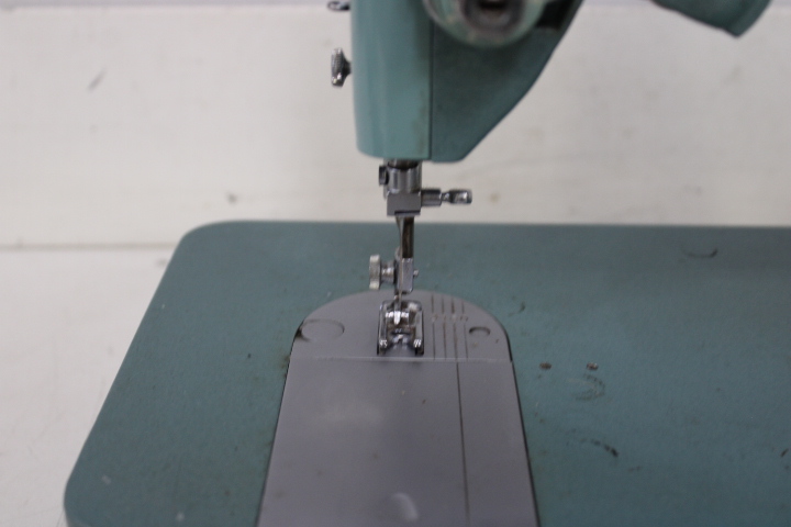 Singer 327K naaimachine met voetpedaal en koffer – foto 21 – kavel bij GSD Auctions, Zoeterwoude