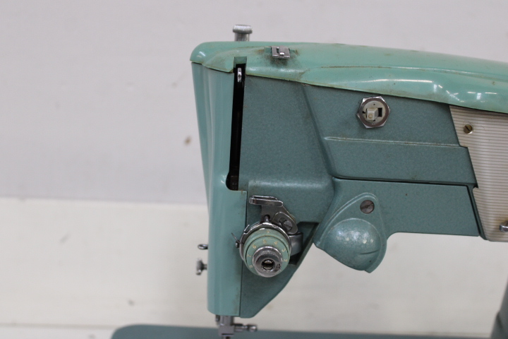 Singer 327K naaimachine met voetpedaal en koffer – foto 22 – kavel bij GSD Auctions, Zoeterwoude