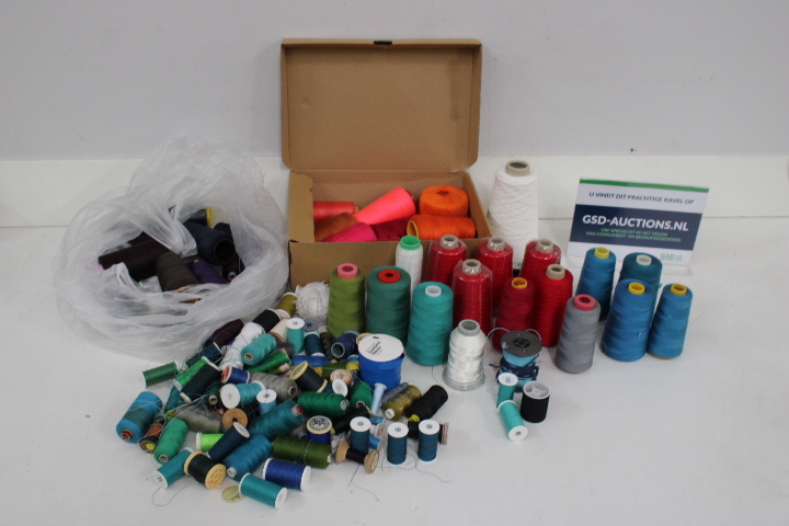 Diverse naaigaren en overlock garen – foto 2 – kavel bij GSD Auctions, Zoeterwoude