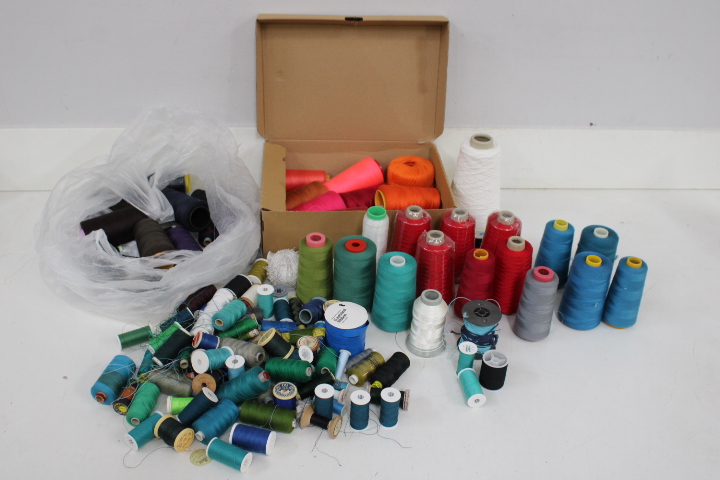 Diverse naaigaren en overlock garen – foto 3 – kavel bij GSD Auctions, Zoeterwoude