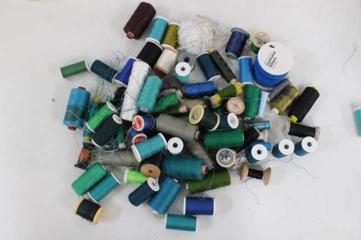 Diverse naaigaren en overlock garen – foto 4 – kavel bij GSD Auctions, Zoeterwoude