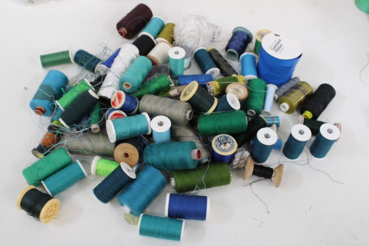 Diverse naaigaren en overlock garen – foto 5 – kavel bij GSD Auctions, Zoeterwoude