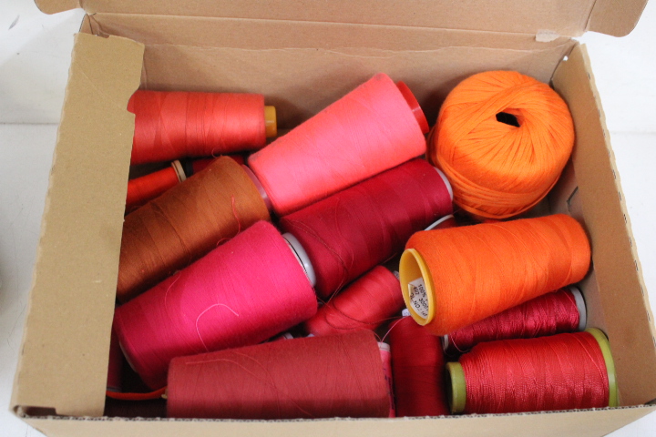 Diverse naaigaren en overlock garen – foto 6 – kavel bij GSD Auctions, Zoeterwoude