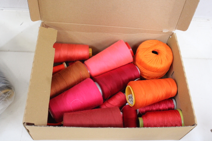 Diverse naaigaren en overlock garen – foto 7 – kavel bij GSD Auctions, Zoeterwoude