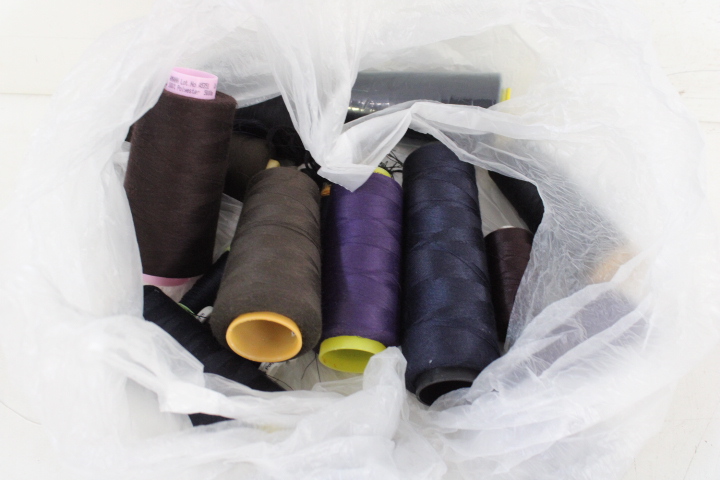 Diverse naaigaren en overlock garen – foto 8 – kavel bij GSD Auctions, Zoeterwoude