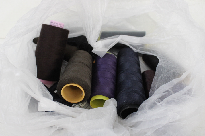 Diverse naaigaren en overlock garen – foto 9 – kavel bij GSD Auctions, Zoeterwoude