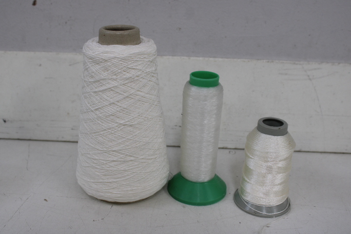 Diverse naaigaren en overlock garen – foto 11 – kavel bij GSD Auctions, Zoeterwoude