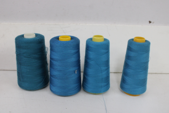 Diverse naaigaren en overlock garen – foto 12 – kavel bij GSD Auctions, Zoeterwoude