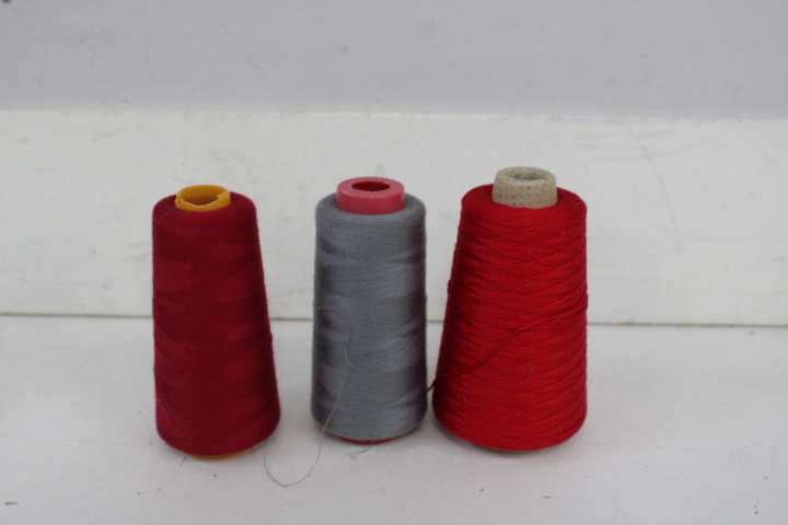 Diverse naaigaren en overlock garen – foto 13 – kavel bij GSD Auctions, Zoeterwoude