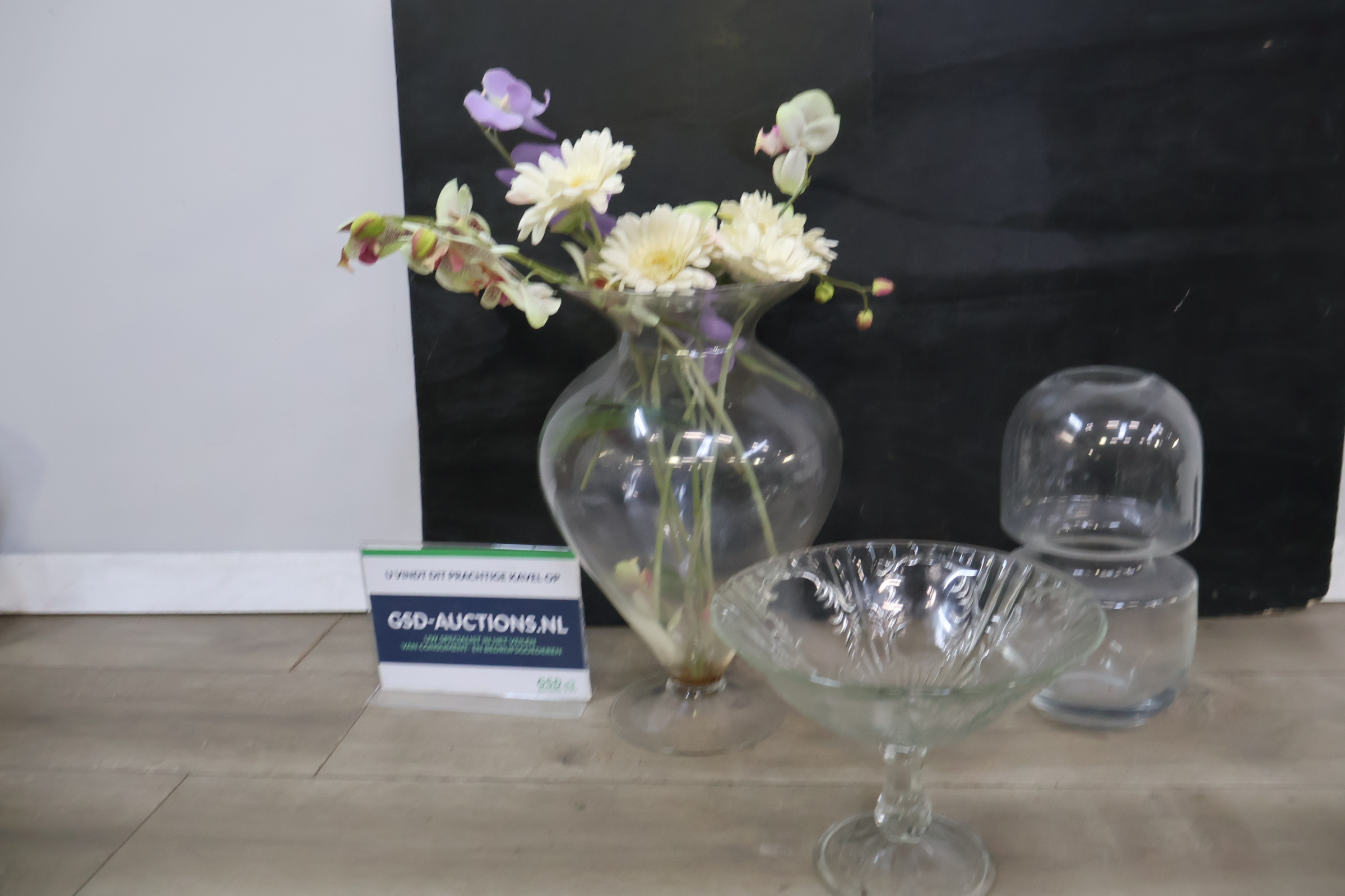 Set van drie glazen vazen – foto 2 – kavel bij GSD Auctions, Zoeterwoude