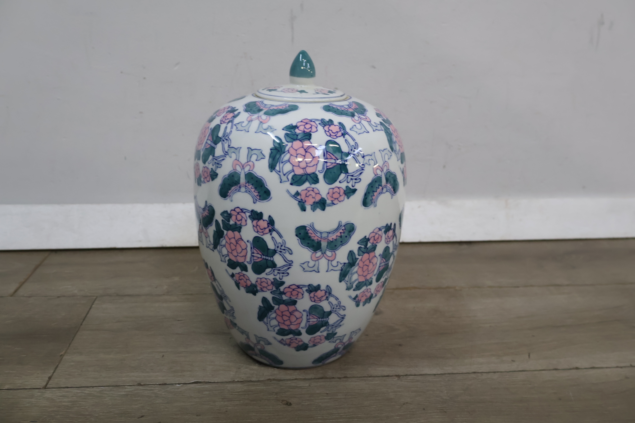 Porseleinen dekselvaas met bloem- en vlinderdecoratie – foto 3 – kavel bij GSD Auctions, Zoeterwoude