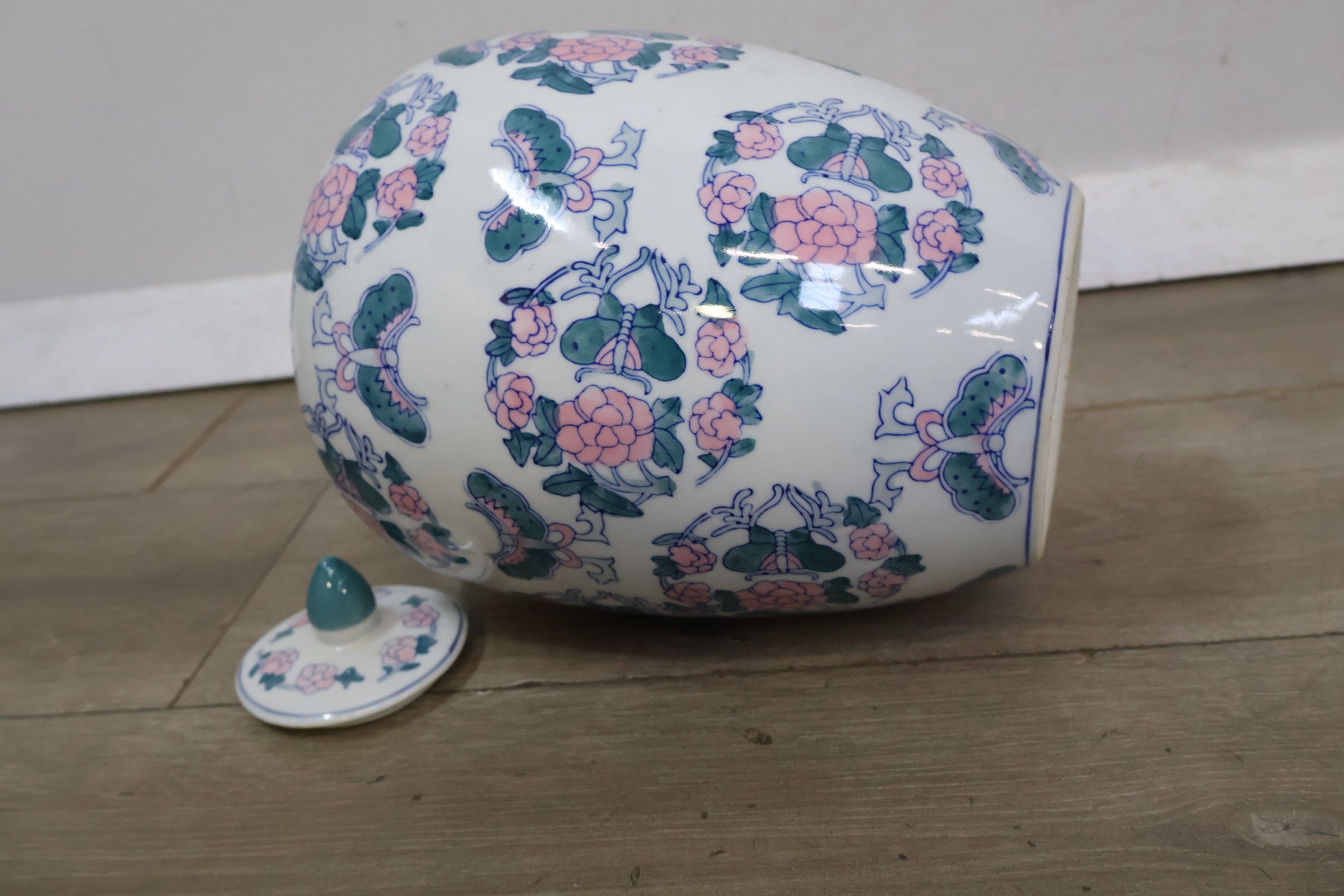 Porseleinen dekselvaas met bloem- en vlinderdecoratie – foto 10 – kavel bij GSD Auctions, Zoeterwoude