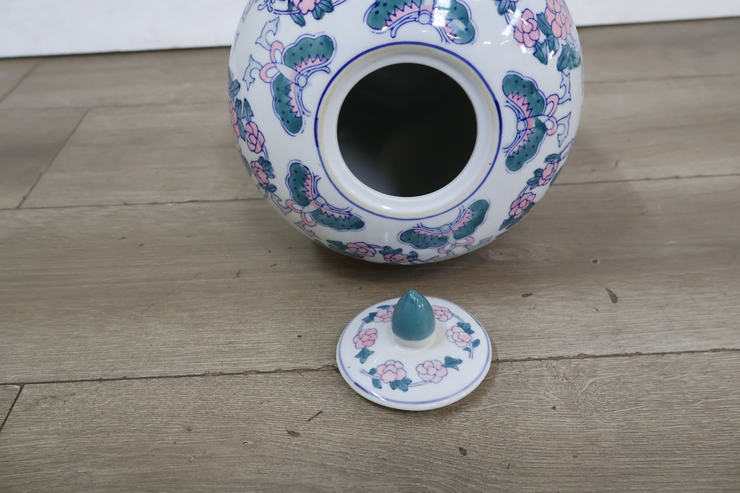 Porseleinen dekselvaas met bloem- en vlinderdecoratie – foto 14 – kavel bij GSD Auctions, Zoeterwoude